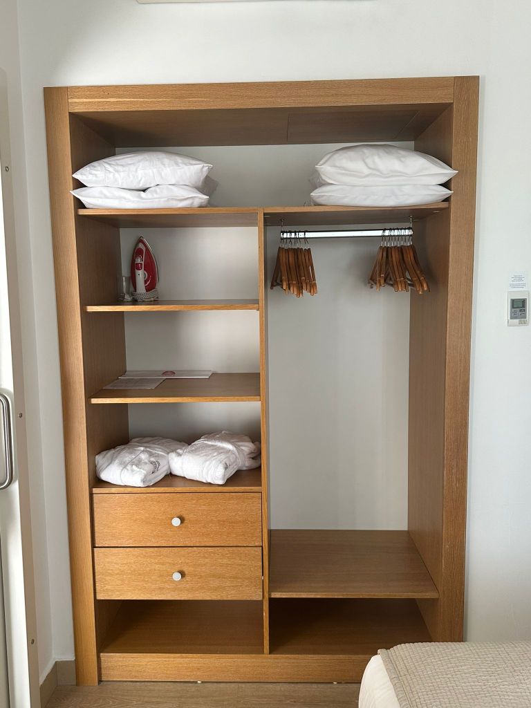 Elbise dolabı otel tipi